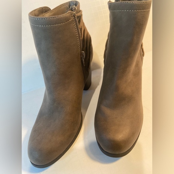 Madden Girl~Deliite~Faux Leather Ankle Boot~Criss Cross String Detail~Size 7.5 - Picture 2 of 14